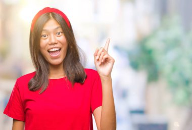 Genç Asyalı kadın ile başarılı fikir parmağı yukarıyı izole arka plan üzerinde. Çıktıktan ve mutlu. Bir numara.