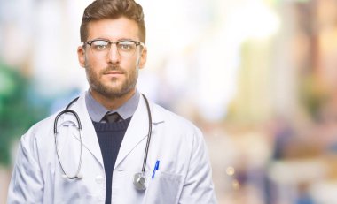 Genç yakışıklı Doktor adam yüzünde ciddi bir ifade ile izole arka plan üzerinde. Basit ve doğal kameraya bakıyor.