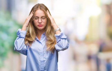 Genç Sarışın iş kadın gözlük ile izole arka plan üzerinde baş ağrısı için kafasına çünkü el güzel stres. Migren muzdarip.