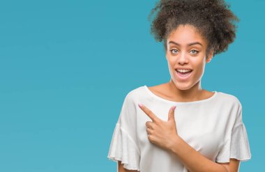İzole arka neşeli bir gülümseme ile el ve parmak kadar kameraya bakarak yüzündeki mutlu ve doğal ifade ile yan ile işaret yüz genç afro Amerikan kadın.