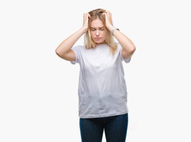 Çünkü çaresiz ve stresli baş ağrısı acı izole arka plan üzerinde beyaz genç kadın acı ve migren. Ellerini kafasına.