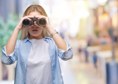 Dürbün izole arka plan üzerinde bir sürpriz yüz, korkuyor ve heyecanlı korku ifadesi ile şok korkmuş tutan genç beyaz kadın
