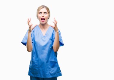 Genç güzel sarışın doktor cerrah hemşire kadın yüzünden arka plan deli izole ve deli bağırarak ve agresif ifade ve silah kaldırdı bağırıyor. Hayal kırıklığı kavramı.