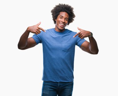 Yüzünde gülümseme ile kendinden emin görünüyorsun, kendini gururlu ve mutlu parmakları ile işaret izole arka plan üzerinde Afro Amerikalı adam.