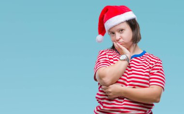 Genç Yetişkin kadın down sendromlu Noel şapka düşünme izole arka plan bakmaktan yorgun ve sıkılmış çapraz silah depresyon sorunları ile.
