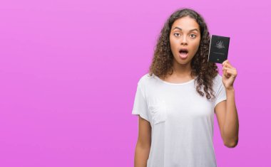 Avustralya pasaportu bir sürpriz yüz, korkuyor ve heyecanlı korku ifadesi ile şok korkmuş tutan genç İspanyol kadın