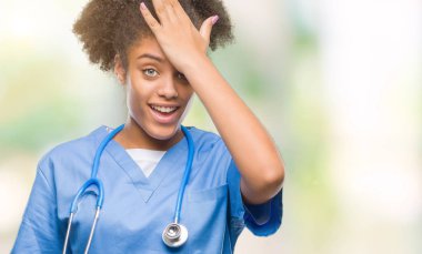 Genç afro Amerikalı doktor kadın izole arka kafasına hata için el ile sürpriz yüzünden hata hatırlıyorum. Unuttum, kötü bellek kavramı.