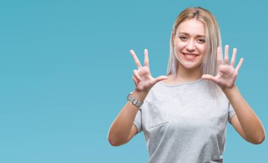 Genç Sarışın kadın gösterilen ve parmakları ile işaret izole arka plan yüzünden kendinden emin ve mutlu gülümseyerek süre 8 numaralı.