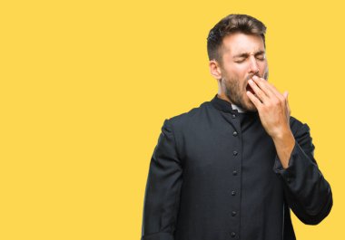 Genç Katolik Hıristiyan rahip adam izole arka esneme sıkılmış kapsayan ağız el ile yorgun. Restless ve uyku hali.