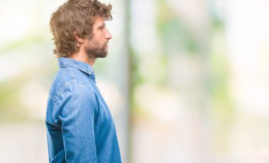 İzole arka tarafına, seyir yakışıklı İspanyol modeli adam sakin ol kendine güvenen gülümseme ile doğal yüz pozuyla profili.