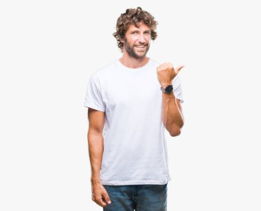 Yakışıklı İspanyol modeli adam arıyor ve başparmak yanında yukarıyı mutlu yüz ile gülümseyen izole arka plan.