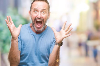 Orta yaş ağarmış üst düzey adam deli kutluyor arka plan izole ve başarı için kaldırdı kollarını açarak hayrete ve heyecanlı çığlık gözleri açık. Kazanan kavramı