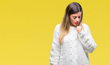 Genç güzel kadın hasta ve soğuk veya bronşit için semptom olarak öksürük duygu izole arka plan üzerinde rahat beyaz kazak. Sağlık kavramı.