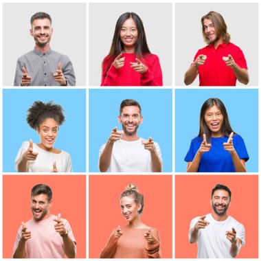 Kolaj grup fotoğraf makinesi ile mutlu ve komik yüz için parmakları işaret renkli izole arka plan üzerinde genç insan. İyi enerji ve vibes.