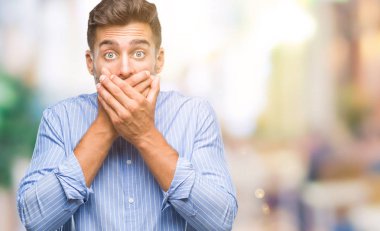 Yakışıklı delikanlı izole arka plan ağız hata için elleriyle kapsayan şok içinde. Gizli kavramı.