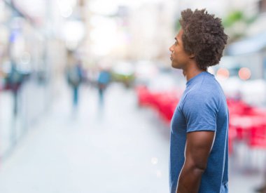 İzole arka tarafına, seyir üzerinde Afro Amerikalı adam sakin ol kendine güvenen gülümseme ile doğal yüz pozuyla profili.