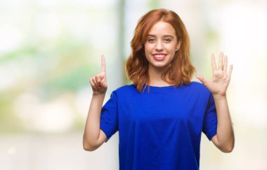 Genç güzel kadın gösterilen ve parmakları ile işaret izole arka plan yüzünden kendinden emin ve mutlu gülümseyerek süre 6 numara.