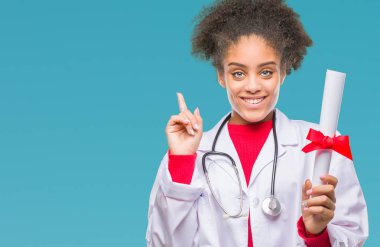 Genç afro Amerikalı doktor kadın holding derecesi üzerinde arka plan ile bir fikir ya da gülen yüz, bir numara ile parmak işaret soru sürpriz izole