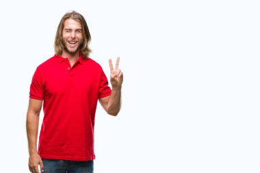 Mutlu yüz zafer işareti yaparken kameraya göz kırpıyor ile gülümseyen izole arka plan üzerinde uzun saçlı Genç yakışıklı adam. İki numaralı.