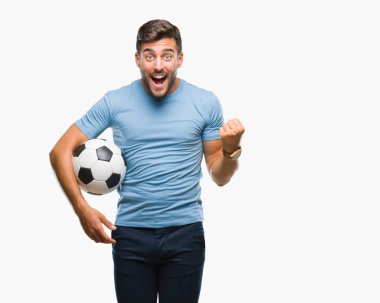 Duygu tezahürat gurur çığlık ve zafer ve başarı çok heyecanlı, kutluyor izole arka plan üzerinde futbol futbol topu tutan genç yakışıklı adam