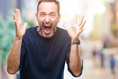 Orta yaş ağarmış üst düzey adam deli kutluyor arka plan izole ve başarı için kaldırdı kollarını açarak hayrete ve heyecanlı çığlık gözleri açık. Kazanan kavramı