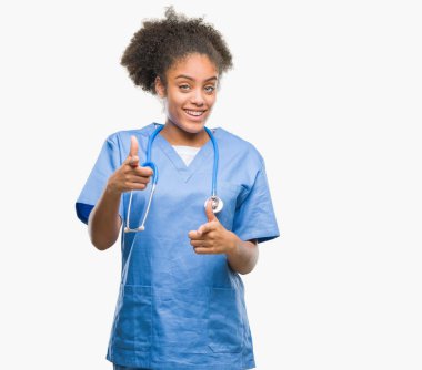 Genç afro Amerikalı doktor kadın kamera ile mutlu ve komik yüz için parmakları işaret izole arka plan yüzünden. İyi enerji ve vibes.