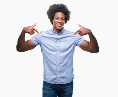 Yüzünde gülümseme ile kendinden emin görünüyorsun, kendini gururlu ve mutlu parmakları ile işaret izole arka plan üzerinde Afro Amerikalı adam.