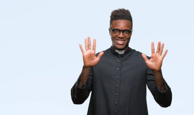 Gösterilen ve parmakları ile işaret izole arka plan genç Afro-Amerikan rahip adam kendinden emin ve mutlu gülümseyerek süre on numara.