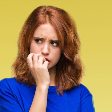 Genç güzel kadın yüzünden stresli ve gergin ile izole arka plan tırnak ısırma dudaklarından eller. Anksiyete sorunu.