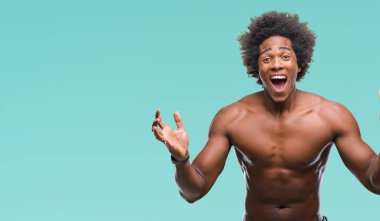 Afro Amerikalı gömleksiz adam çıplak vücut üzerinde gösterilen çılgın kutlama arka plan izole ve silah ile başarı için yükseltilmiş ve açık gözleri heyecanlı çığlık hayrete düşürdü. Kazanan kavramı