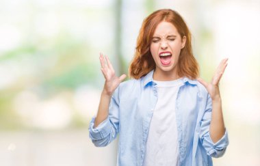 Genç güzel iş kadın yüzünden arka plan deli kutluyor izole ve yükseltilmiş ve kapalı gözleri çığlık çılgın silah ile başarı için heyecanlı. Kazanan kavramı