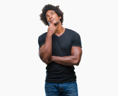 Çene düşünme hakkında soru, dalgın ifade üzerine el ile izole arka plan üzerinde Afro Amerikalı adam. Düşünceli yüzüyle gülümsüyor. Şüphe kavramı.
