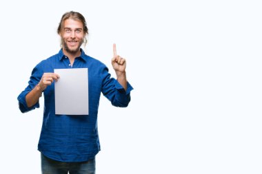 Boş kağıt sürpriz bir fikir veya parmakla gülen yüz, bir numara ile soru ile tutarak izole arka plan üzerinde uzun saçlı yakışıklı delikanlı