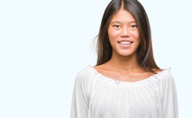 Genç Asyalı kadın yüzünde mutlu ve güzel bir gülümseme ile izole arka plan üzerinde. Şanslı kişi.