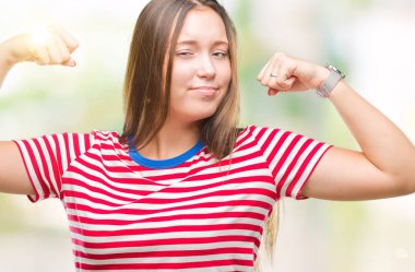 Kol kasları gösterilen izole arka plan üzerinde beyaz genç güzel kadın 