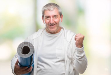 Duygu tezahürat yoga mat gurur çığlık ve zafer ve başarı çok heyecanlı, kutluyor izole arka plan üzerinde tutan kıdemli yakışıklı