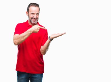 Orta yaş ağarmış komuta sizde üzerinden hayran ve el ile sunulması ve parmak ile işaret ederken kameraya gülümseyen izole arka plan.