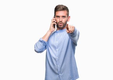 Kamera ve size parmak ile işaret arka plan üzerinde konuşan genç yakışıklı adam izole, el işareti, pozitif ve kendinden emin bir jest ön