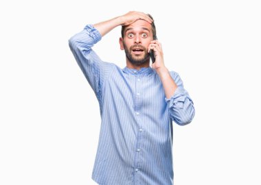 Baş, el ile vurguladı izole arka plan üzerinde konuşan genç yakışıklı adam şok utanç ve sürpriz suratla, öfkeli ve sinirli. Korku ve hata için üzgün.