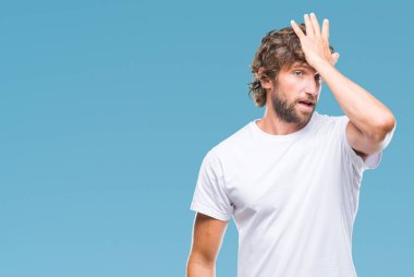 İzole arka kafasına hata için el ile sürpriz yakışıklı İspanyol modeli adam hata hatırlıyorum. Unuttum, kötü bellek kavramı.