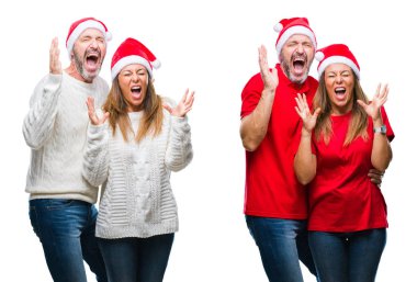 Kolaj orta yaş olgun güzel çift Noel şapka üzerinde beyaz bir arka plan deli kutluyor izole ve crazy arms ile başarı için kaldırdı ve heyecanlı çığlık gözler kapalı. Kazanan kavramı