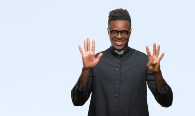 Genç Afro-Amerikan rahip adam gösterilen ve parmakları ile işaret izole arka plan üzerinde numara 9 kendinden emin ve mutlu gülümseyerek süre.