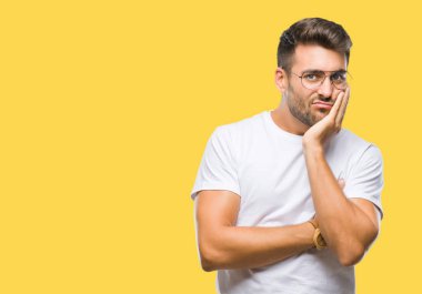 Seyir yorgun ve bıkkın ile depresyon sorun Çapraz kollar ile izole arka plan düşünme üzerinde gözlük takan genç yakışıklı adam.