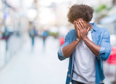 Yüzünü elleriyle ağlayarak süre kapsayan üzgün ifade ile izole arka plan üzerinde Afro Amerikalı adam. Depresyon kavramı.