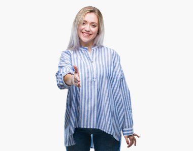 Genç Sarışın kadın dostu sunan el sıkışma tebrik ve davet edici olarak gülümseyen izole arka plan yüzünden. Başarılı iş.