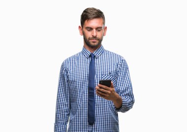 Genç atlatmışsınız adam manifatura acımak yüz ciddi düşünüyorum üstünde kendine güvenen bir ifade ile izole arka plan üzerinde Smartphone kullanarak ileti gönderme