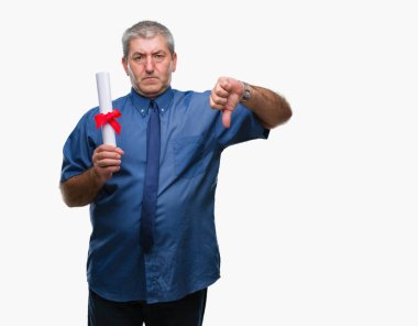 Üst düzey yakışıklı derece kızgın yüzü, eksi işareti aşağı antipati başparmak ile gösterilen, ret kavramı ile izole arka plan üzerinde tutan