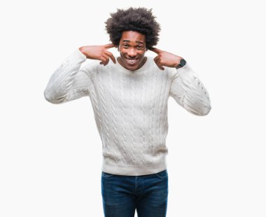 Yüksek sesle müzik gürültü rahatsız ifade parmaklarıyla kulaklarıyla kapsayan izole arka plan üzerinde Afro Amerikalı adam. Sağır kavramı.