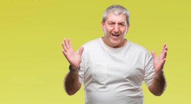 İzole arka plan çılgın ve kızgın bağırarak ve agresif ifade ve silah kaldırdı bağırmaya yakışıklı komuta sizde. Hayal kırıklığı kavramı.