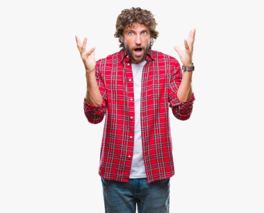 Yakışıklı İspanyol adam deli ve başarı için hayran izole arka plan kutlama üzerinden kaldırdı kollarını açarak model ve heyecanlı çığlık gözleri açık. Kazanan kavramı